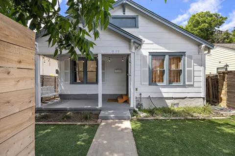 933 E 51st Street