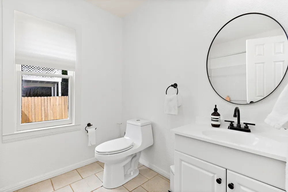 933 E 51st Street Austin, TX 78751