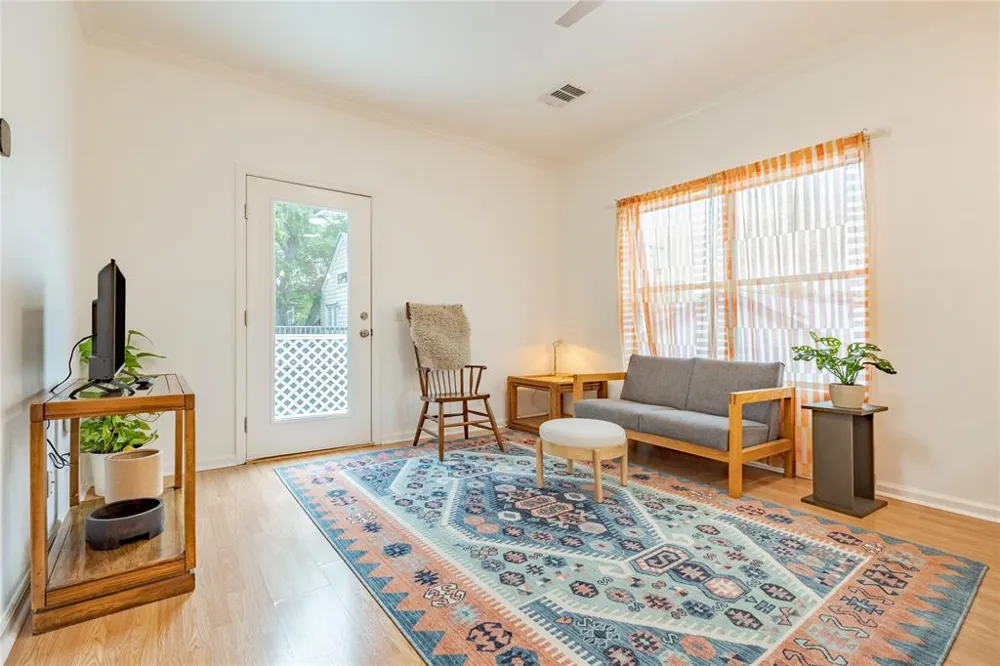 933 E 51st Street Austin, TX 78751