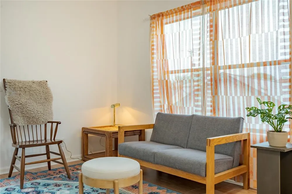 933 E 51st Street Austin, TX 78751