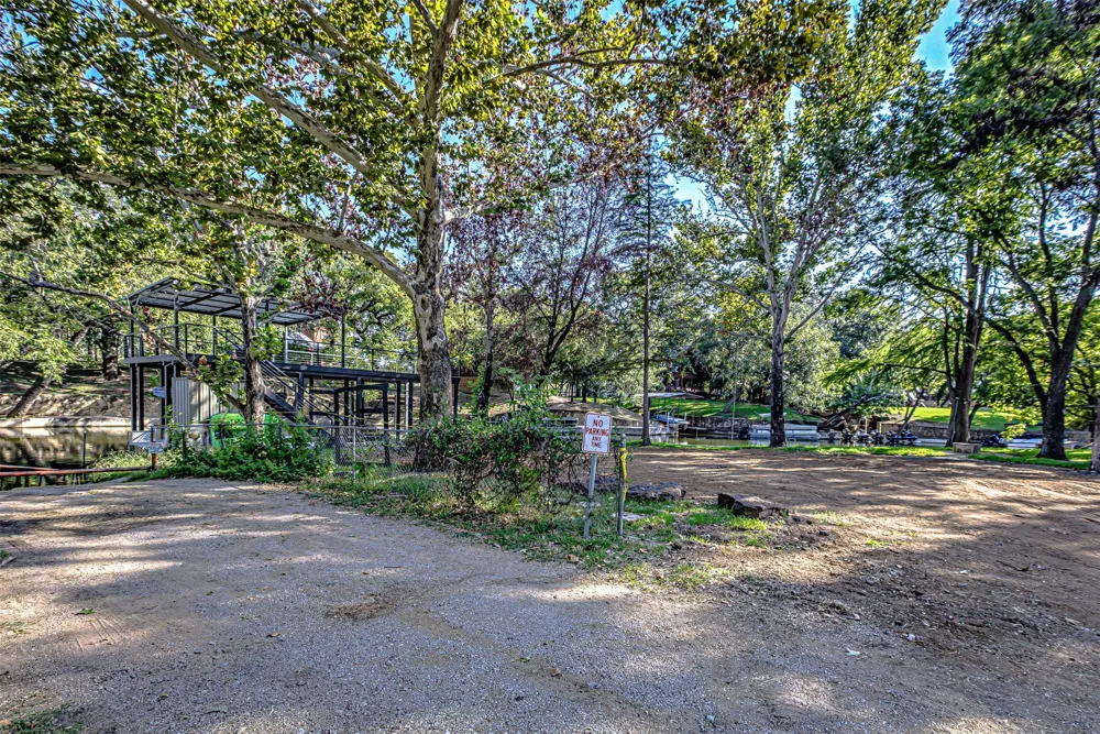 1336 S Lakeside Drive Kingsland, TX 78611