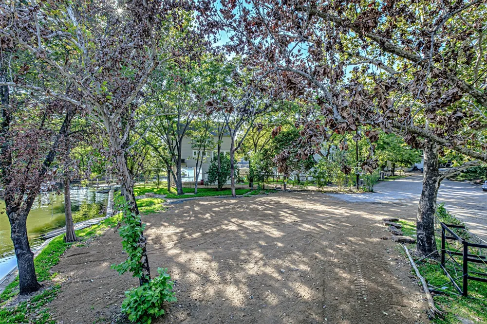 1336 S Lakeside Drive Kingsland, TX 78611
