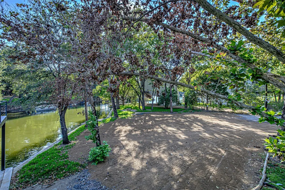1336 S Lakeside Drive Kingsland, TX 78611