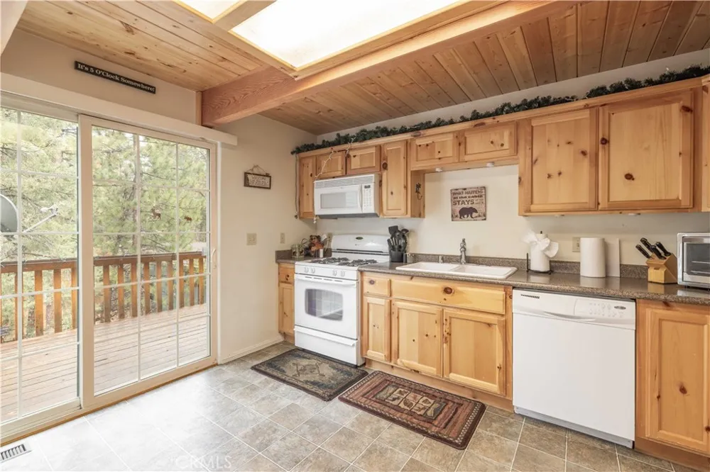 143 Santa Barbara Sugarloaf, CA 92386