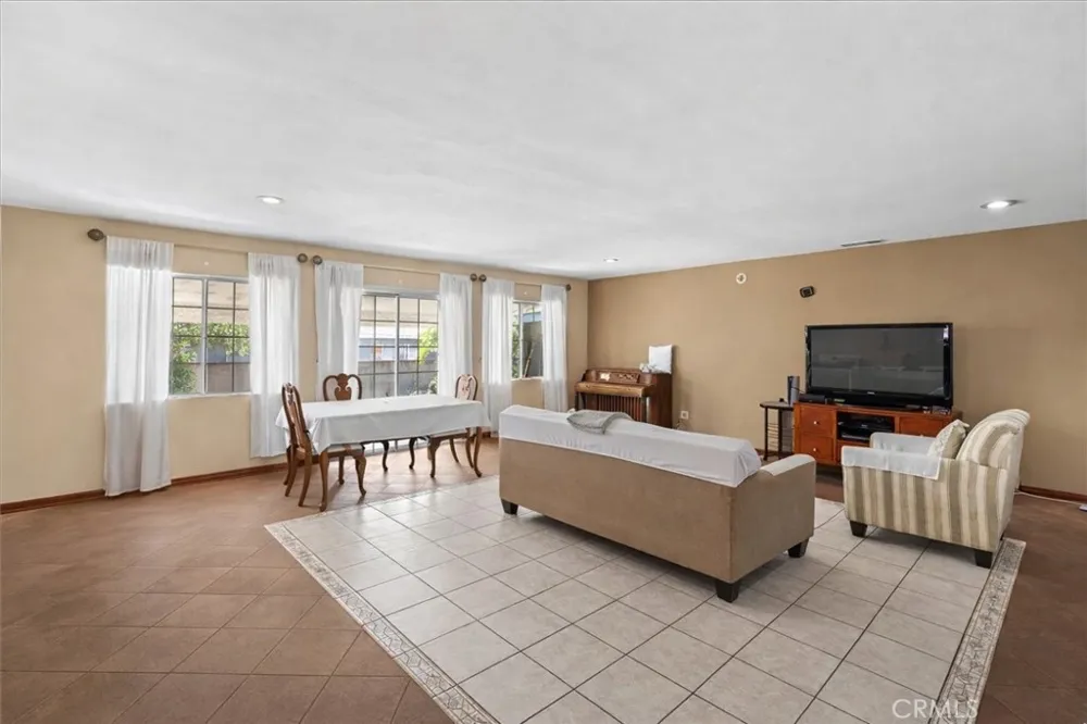 9370 Dorrington Arleta, CA 91331