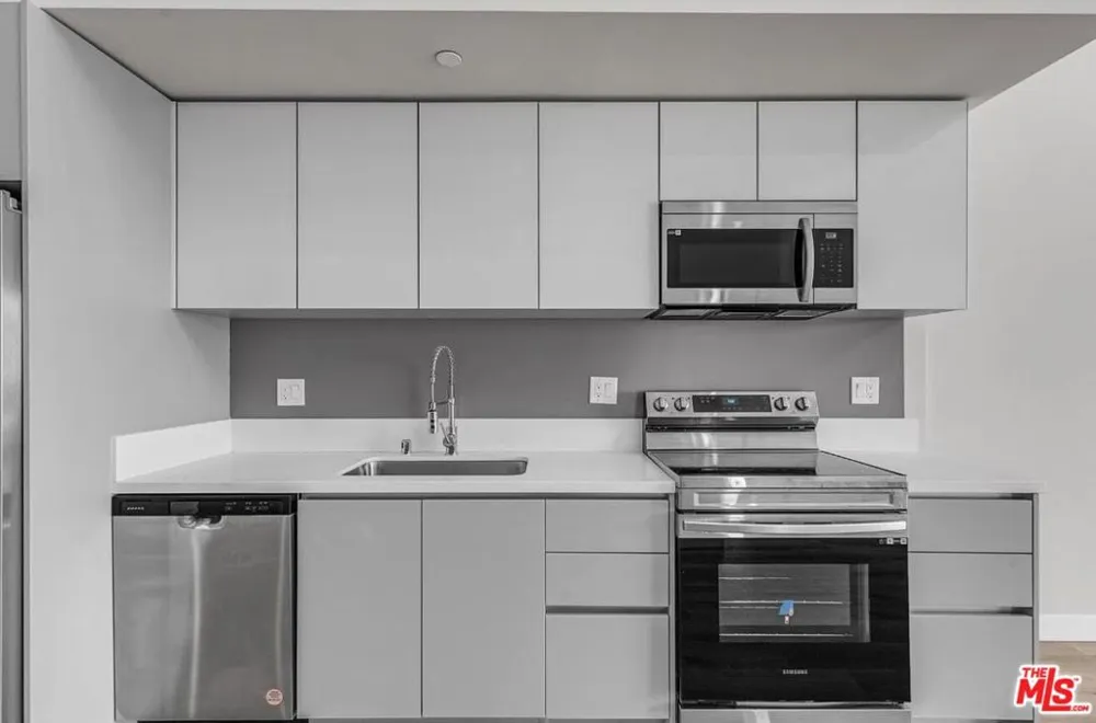 825 S Coronado Street #404 Los Angeles, CA 90057