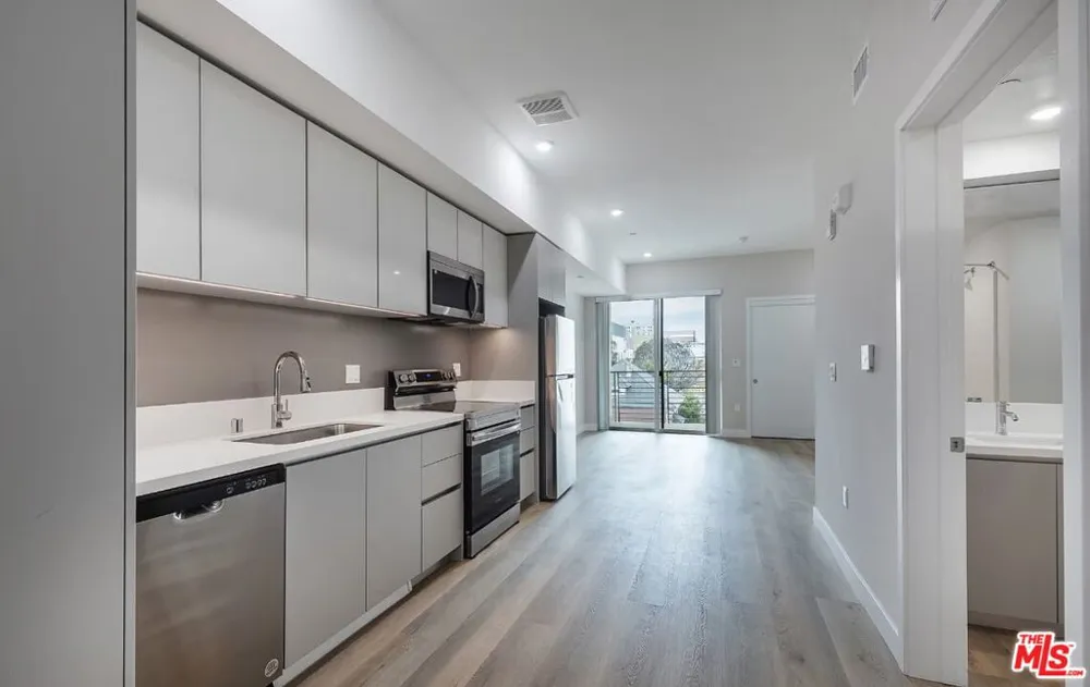 825 S Coronado Street #404 Los Angeles, CA 90057