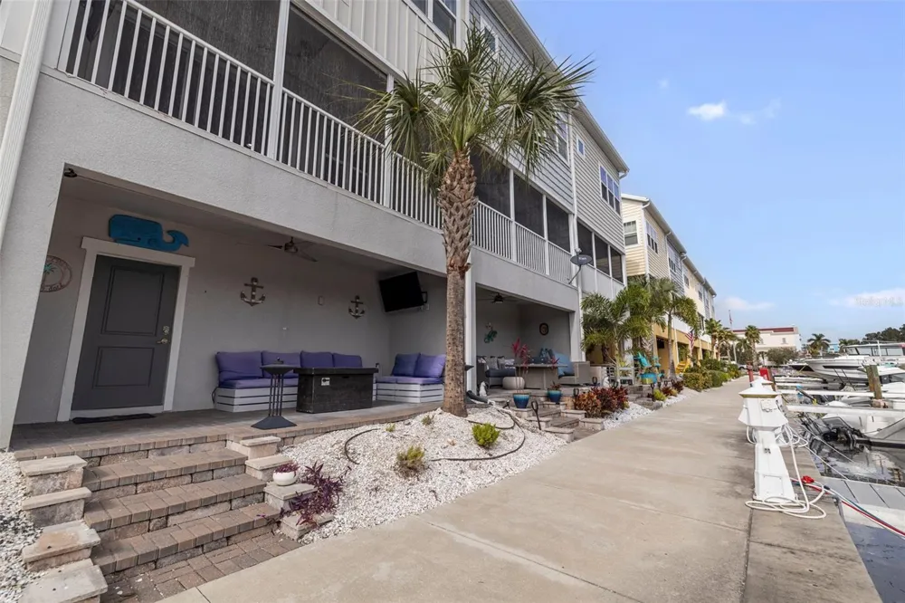 6064 MOORINGS DRIVE S St Petersburg, FL 33712