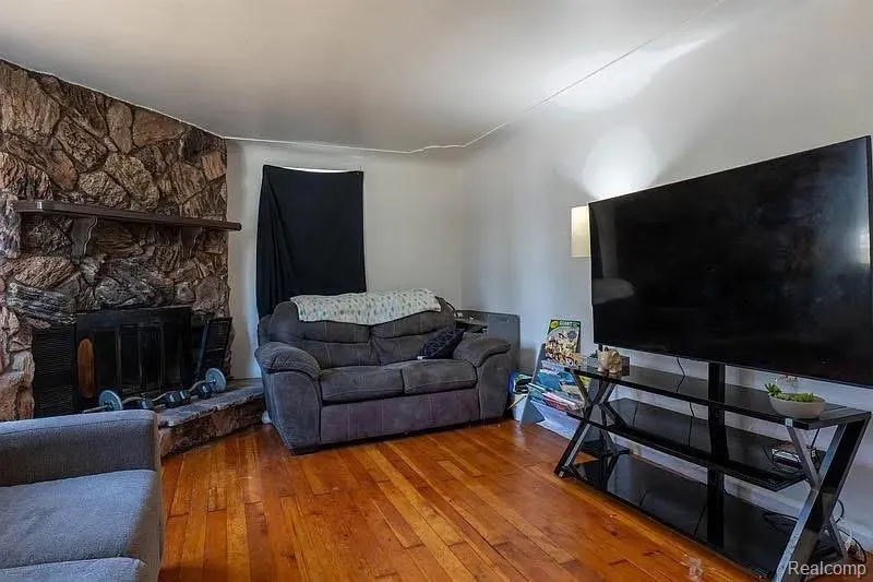 208 34th Street Bay City City, MI 48708