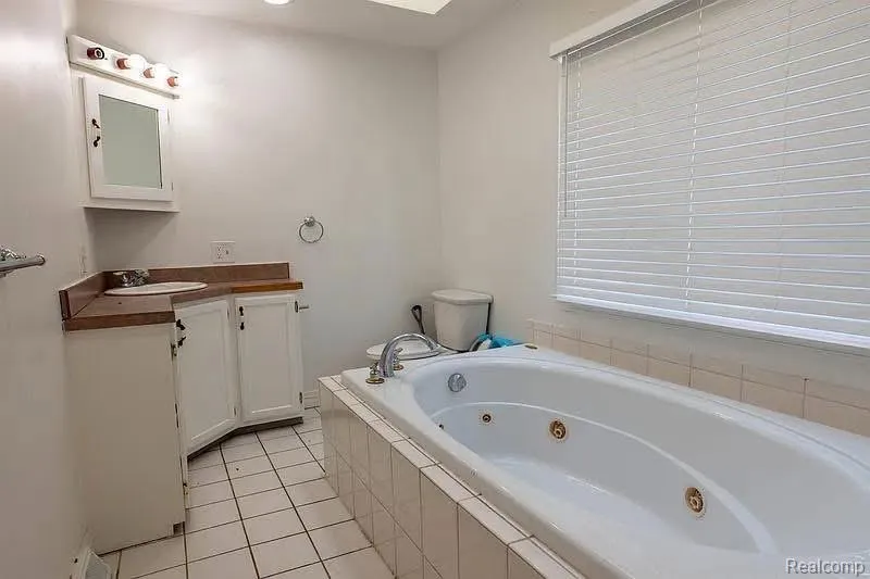 208 34th Street Bay City City, MI 48708