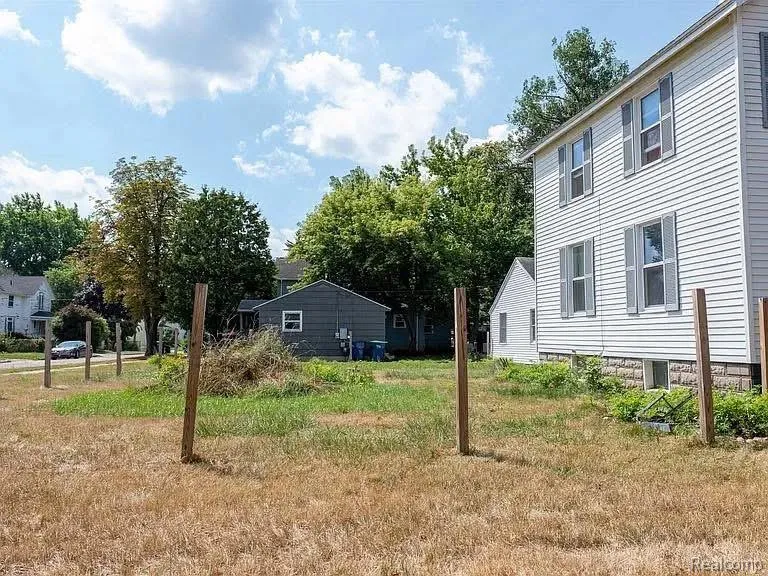 208 34th Street Bay City City, MI 48708