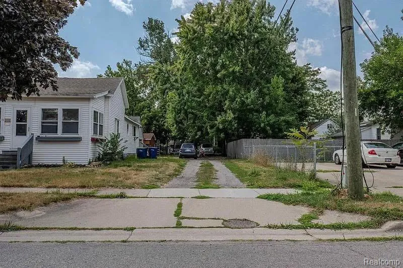 208 34th Street Bay City City, MI 48708
