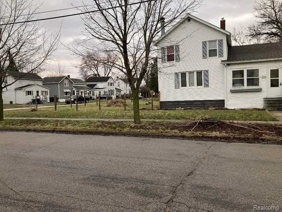 208 34th Street Bay City City, MI 48708