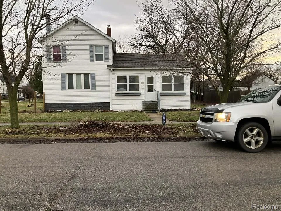 208 34th Street Bay City City, MI 48708