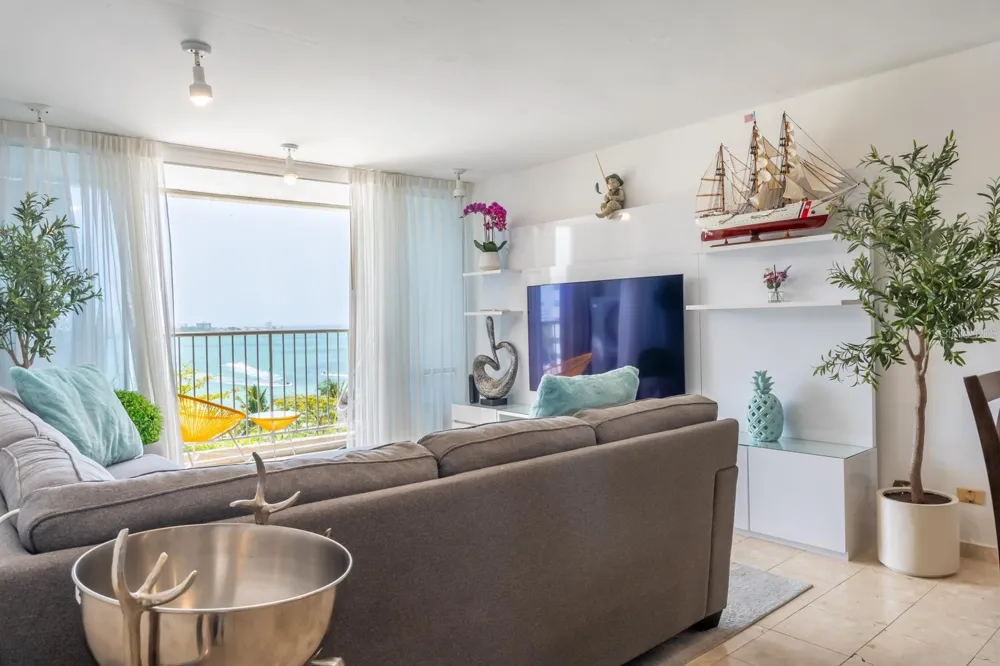 6165 AV, ISLA VERDE #669 Carolina, PR 00979