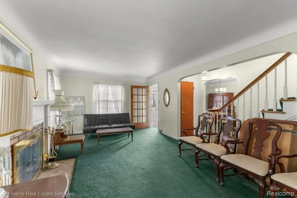 1883 Lochmoor Boulevard Grosse Pointe Woods City, MI 48236