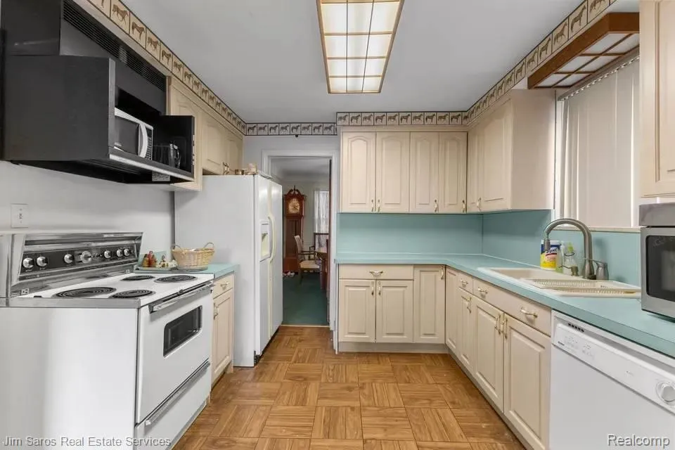 1883 Lochmoor Boulevard Grosse Pointe Woods City, MI 48236