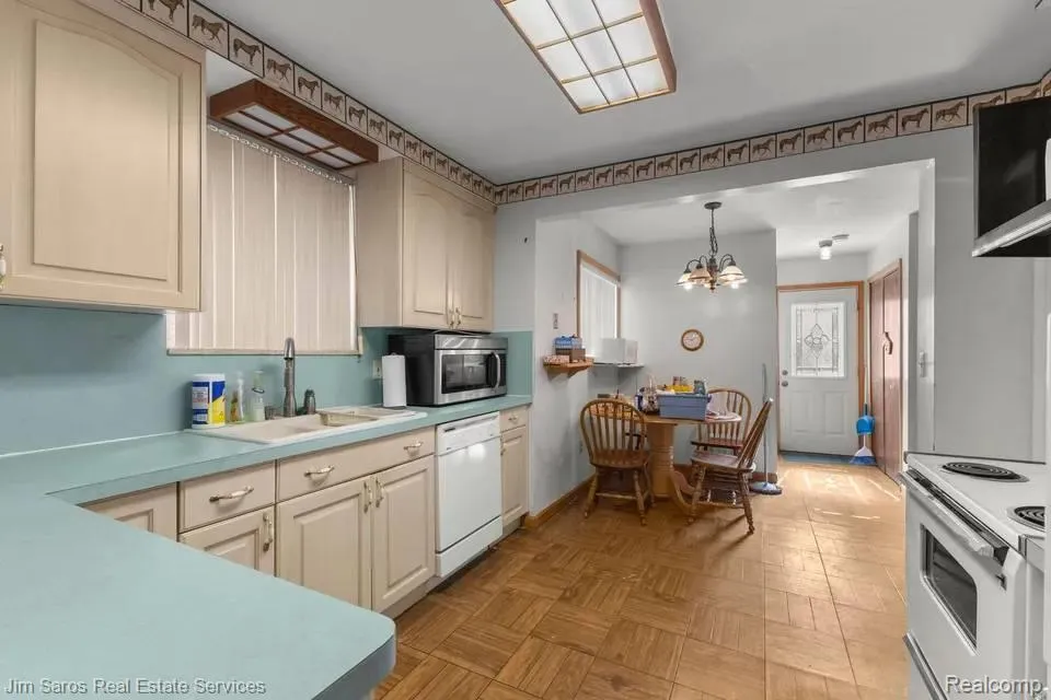 1883 Lochmoor Boulevard Grosse Pointe Woods City, MI 48236