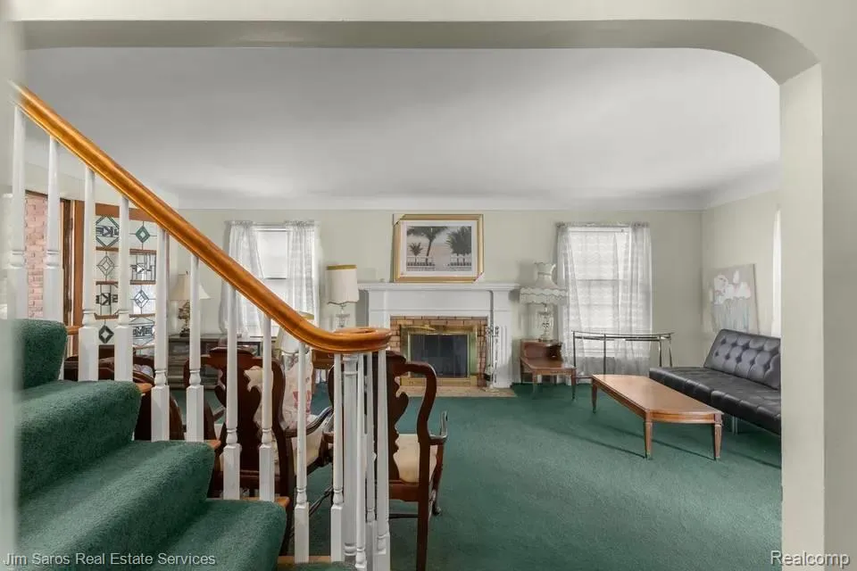 1883 Lochmoor Boulevard Grosse Pointe Woods City, MI 48236
