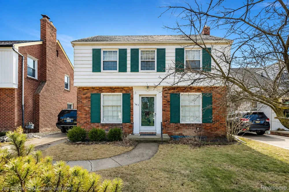 1883 Lochmoor Boulevard Grosse Pointe Woods City, MI 48236