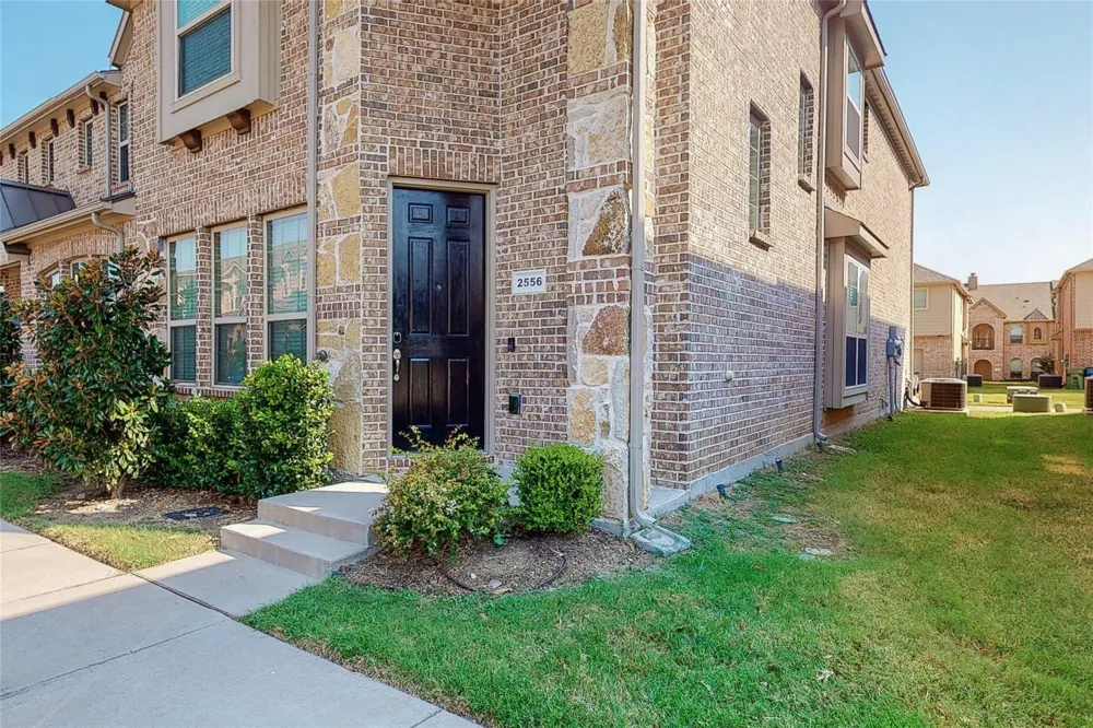 2556 Sarah Lane Lewisville, TX 75056
