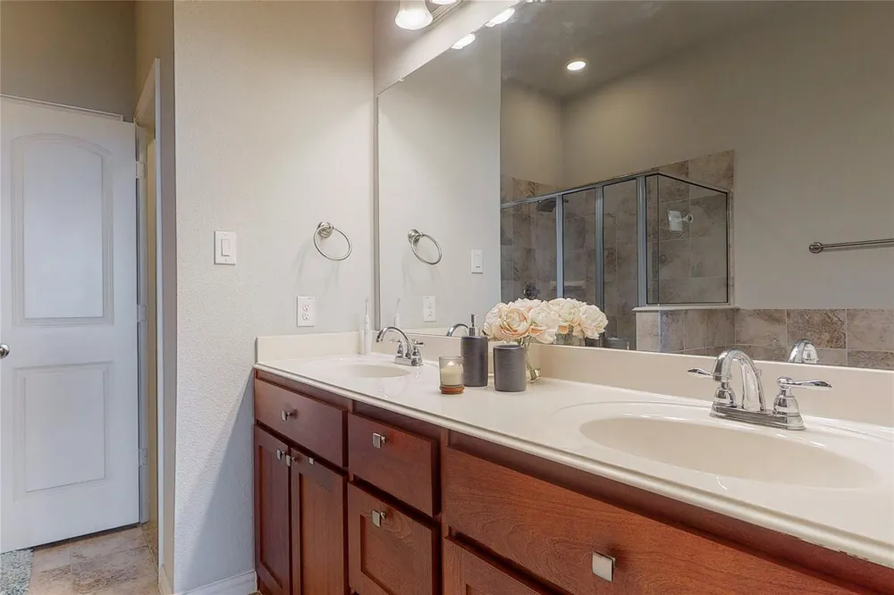 2556 Sarah Lane Lewisville, TX 75056