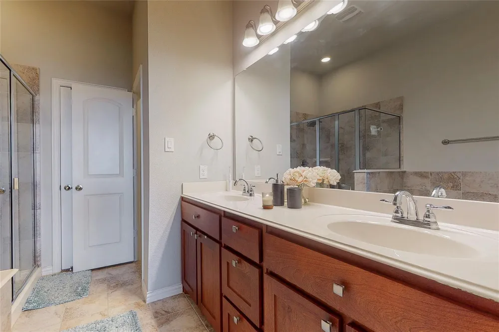 2556 Sarah Lane Lewisville, TX 75056
