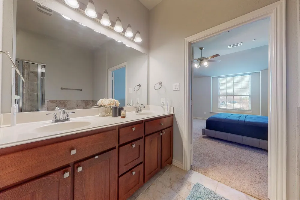 2556 Sarah Lane Lewisville, TX 75056