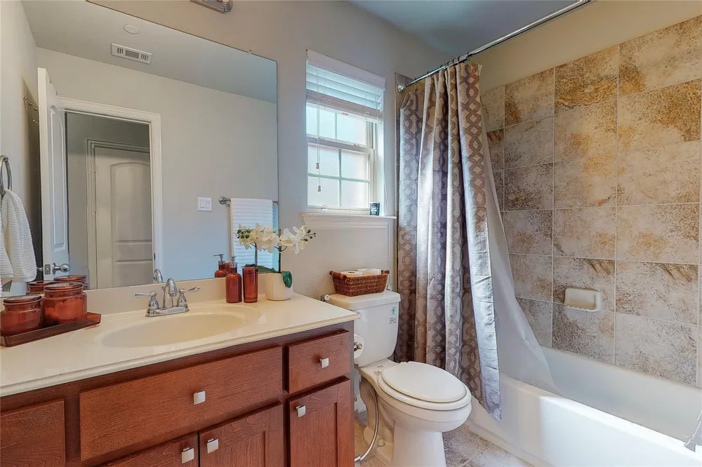 2556 Sarah Lane Lewisville, TX 75056