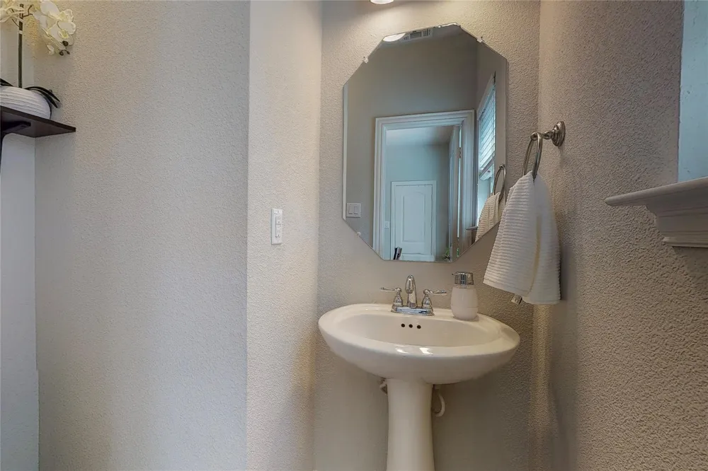 2556 Sarah Lane Lewisville, TX 75056