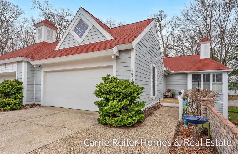 16919 Landing Lane Ferrysburg City, MI 49456