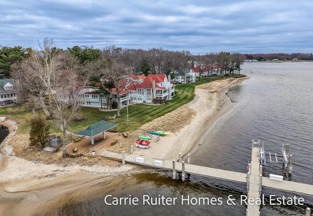16919 Landing Lane Ferrysburg City, MI 49456