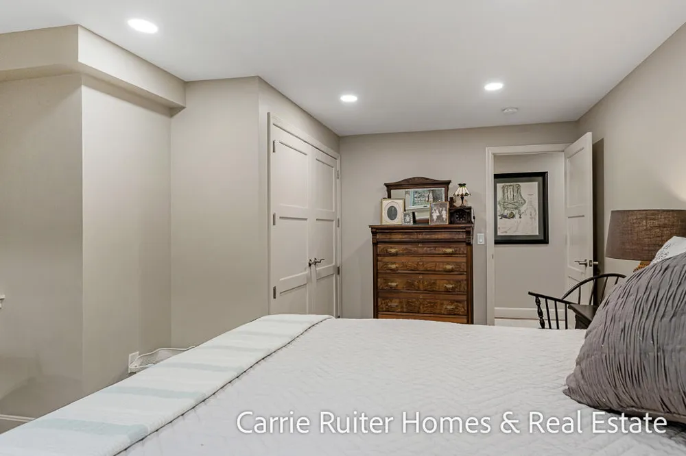 16919 Landing Lane Ferrysburg City, MI 49456
