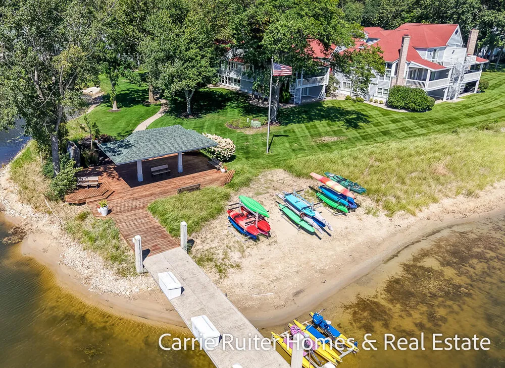16919 Landing Lane Ferrysburg City, MI 49456