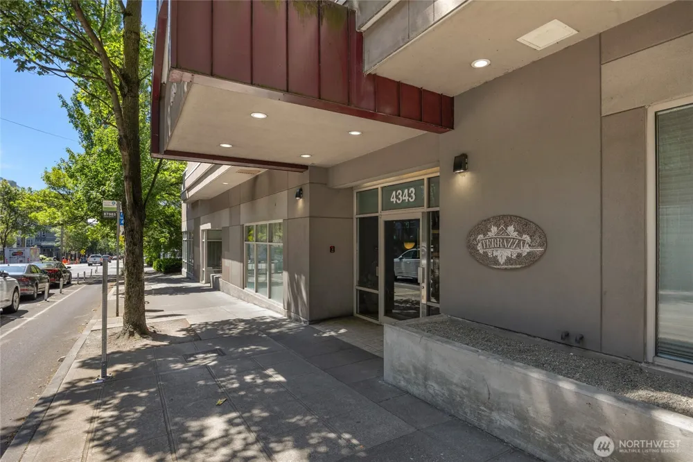 4343 Roosevelt Way NE #401 Seattle, WA 98105