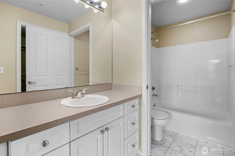 4343 Roosevelt Way NE #401 Seattle, WA 98105