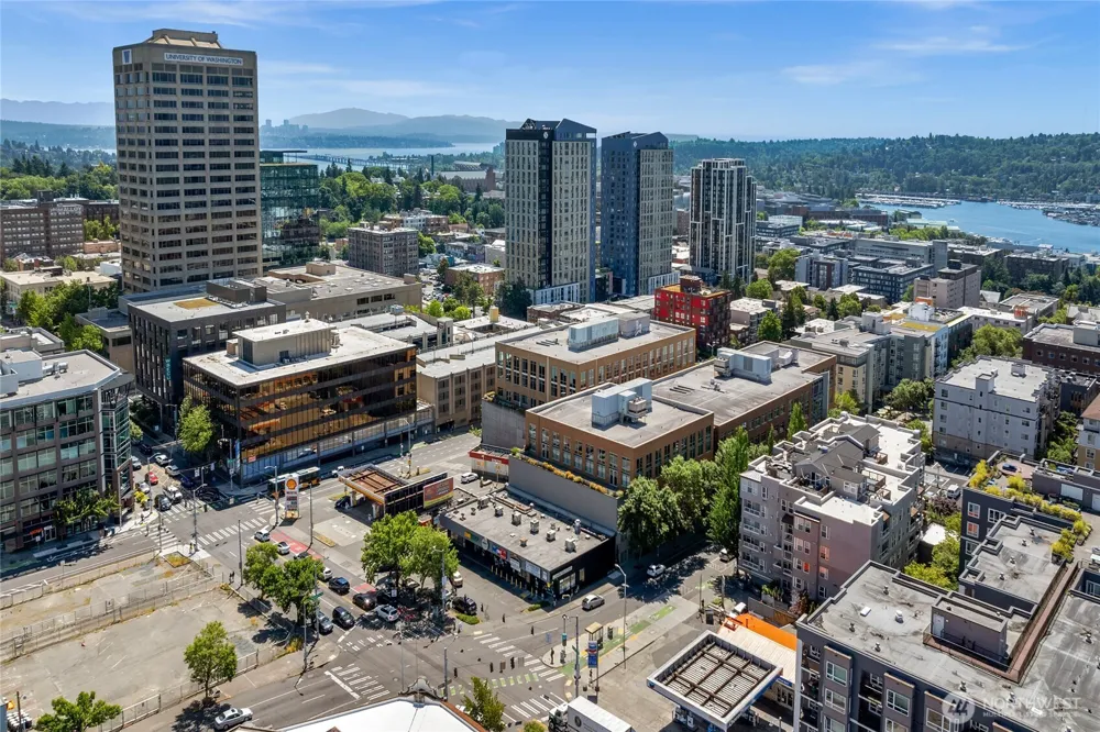 4343 Roosevelt Way NE #401 Seattle, WA 98105