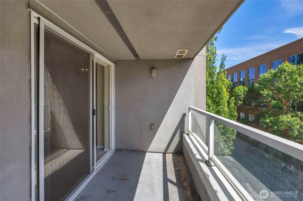 4343 Roosevelt Way NE #401 Seattle, WA 98105