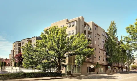 4343 Roosevelt Way NE #401
