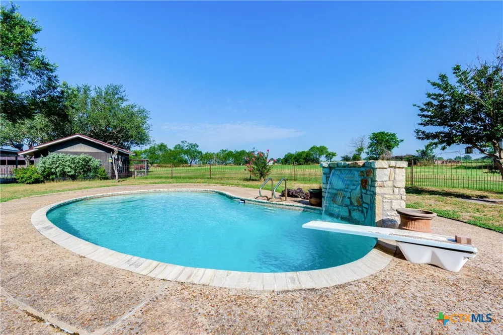 10745 Rosemar Lane Adkins, TX 78101