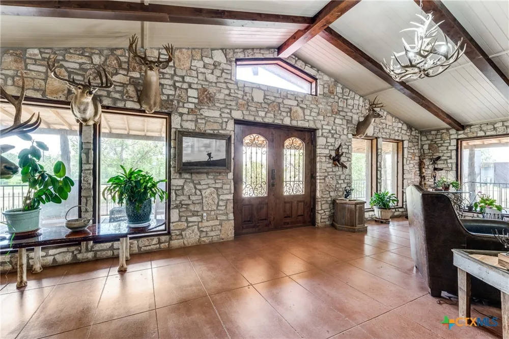 10745 Rosemar Lane Adkins, TX 78101