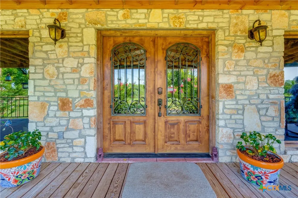10745 Rosemar Lane Adkins, TX 78101