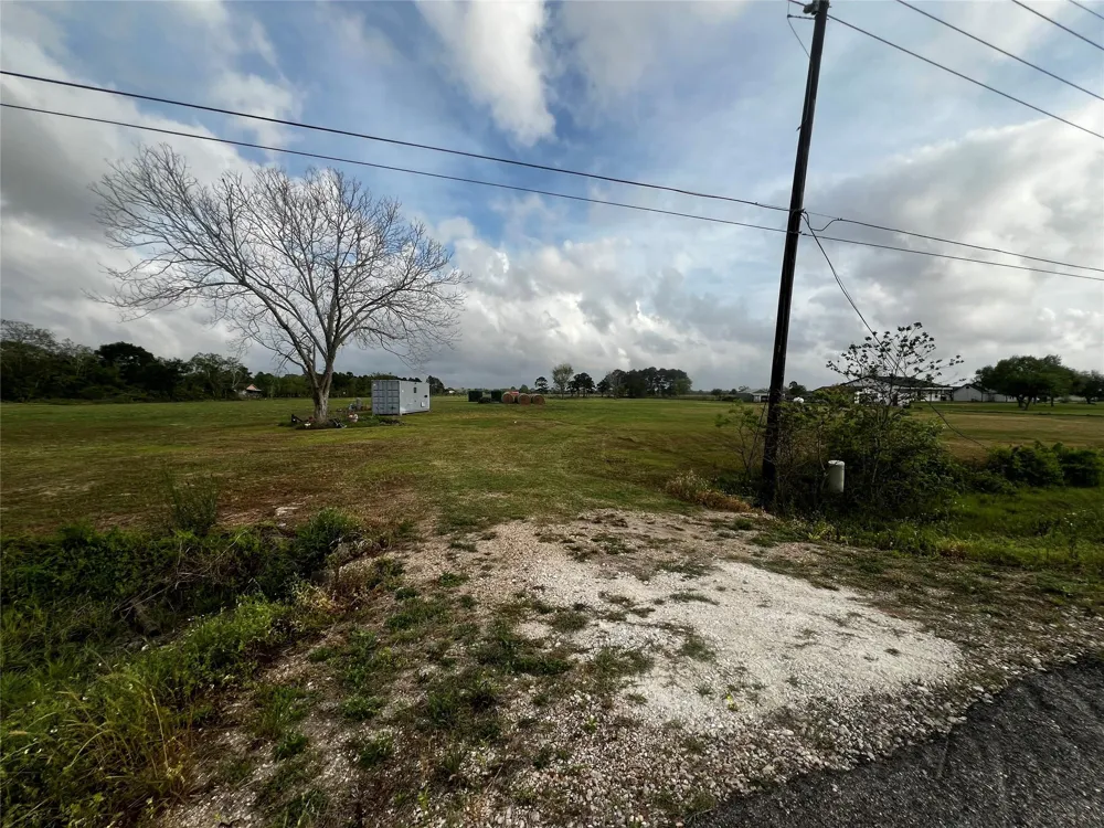 9715 County Road 171 Liverpool, TX 77577