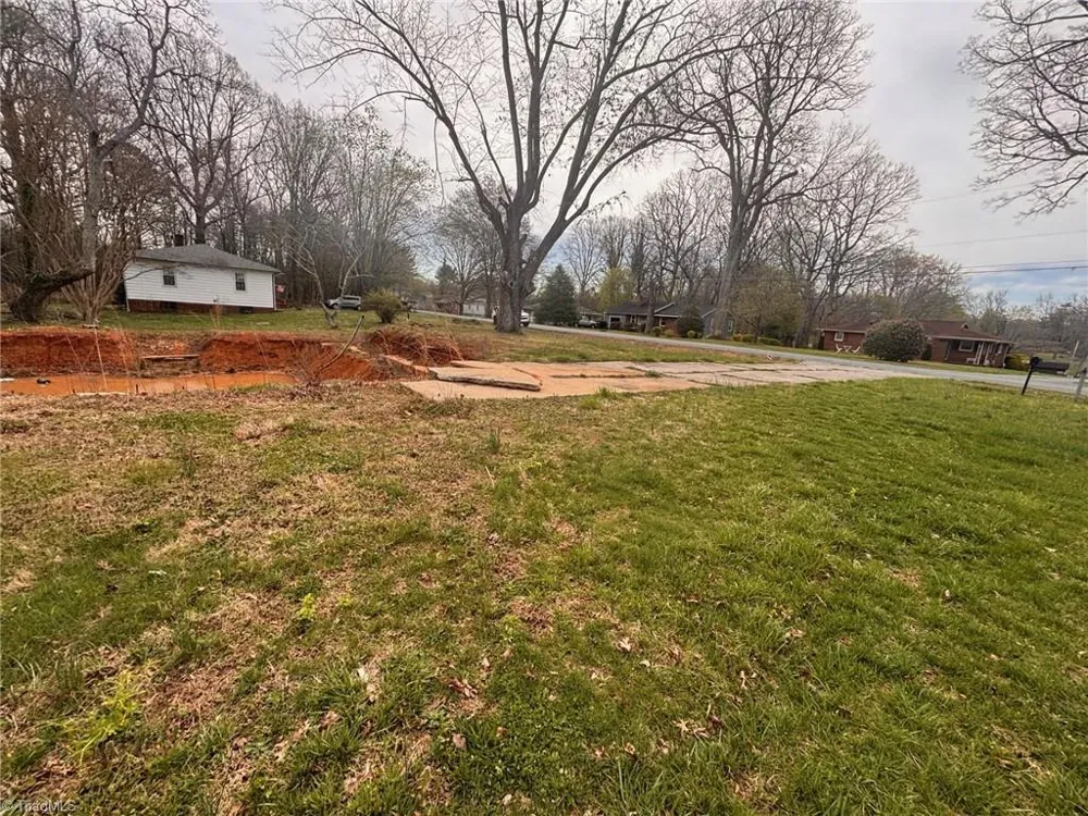 1637 Sanford Drive Winston-Salem, NC 27105