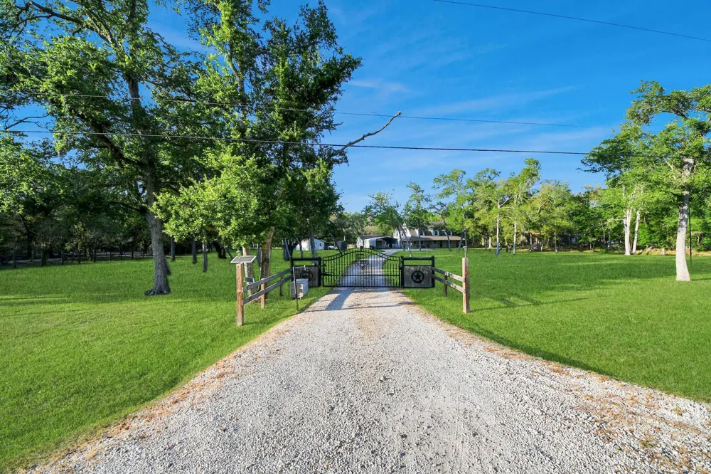 20202 Deer Run Road Damon, TX 77430