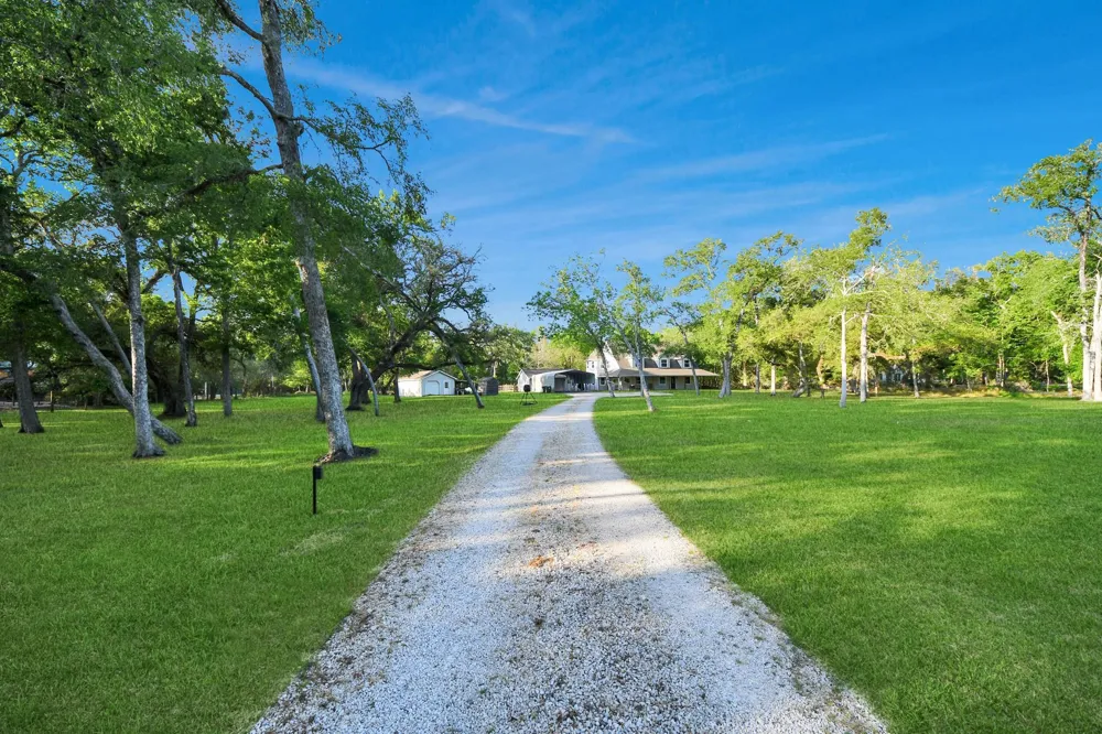 20202 Deer Run Road Damon, TX 77430