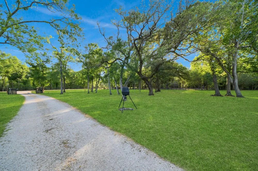 20202 Deer Run Road Damon, TX 77430