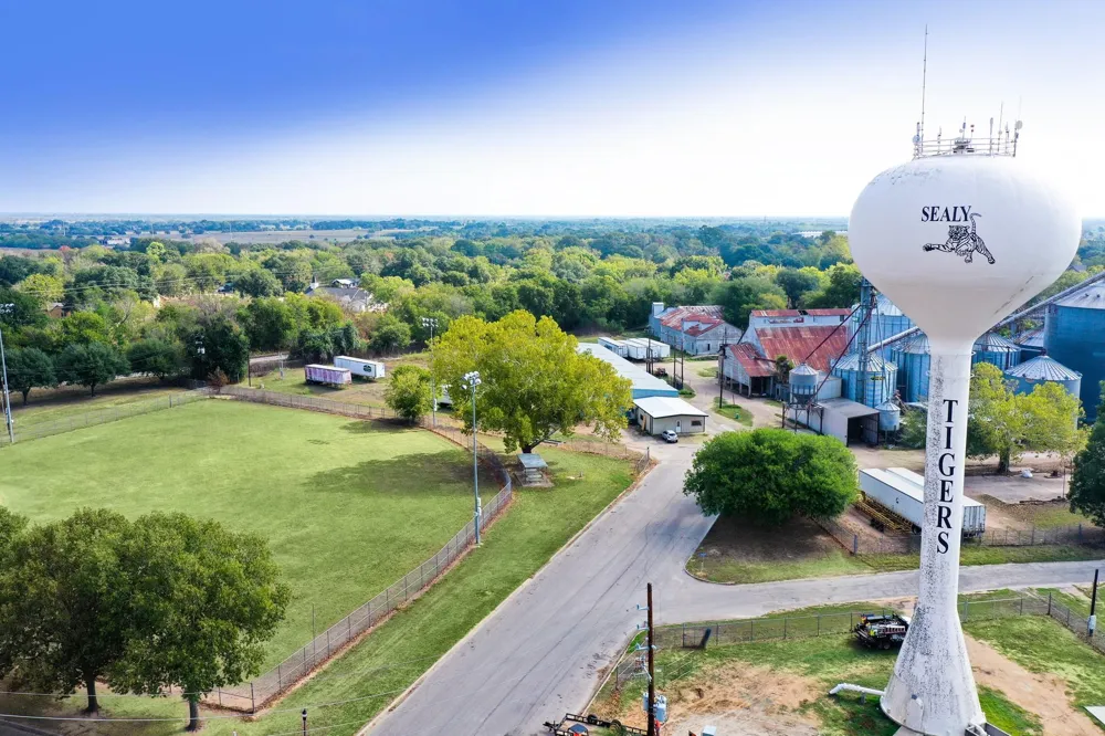 1021 Star Lane Alleyton, TX 78933