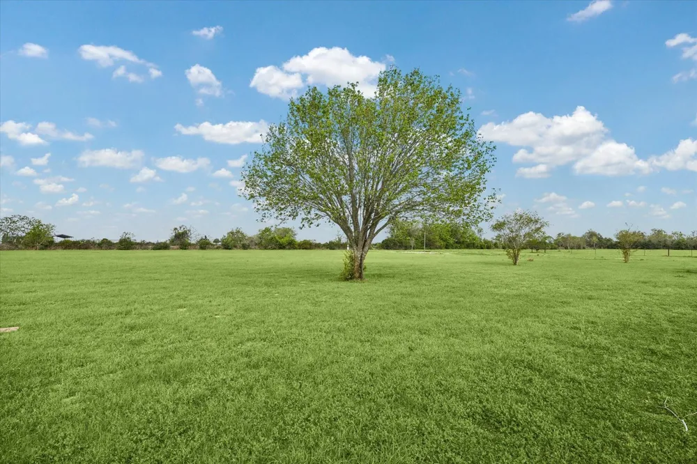 1021 Star Lane Alleyton, TX 78933