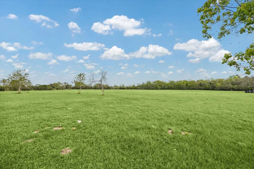 1021 Star Lane Alleyton, TX 78933